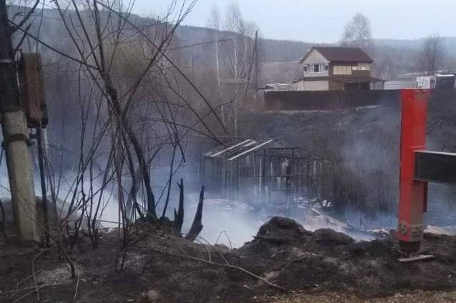 Выгорели три участка и даже опора ЛЭП Выгорели три участка и даже опора ЛЭП