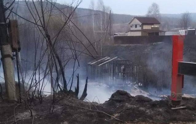 Пенсионерка из Железногорска пыталась сжечь квитанции и подожгла три соседних участка