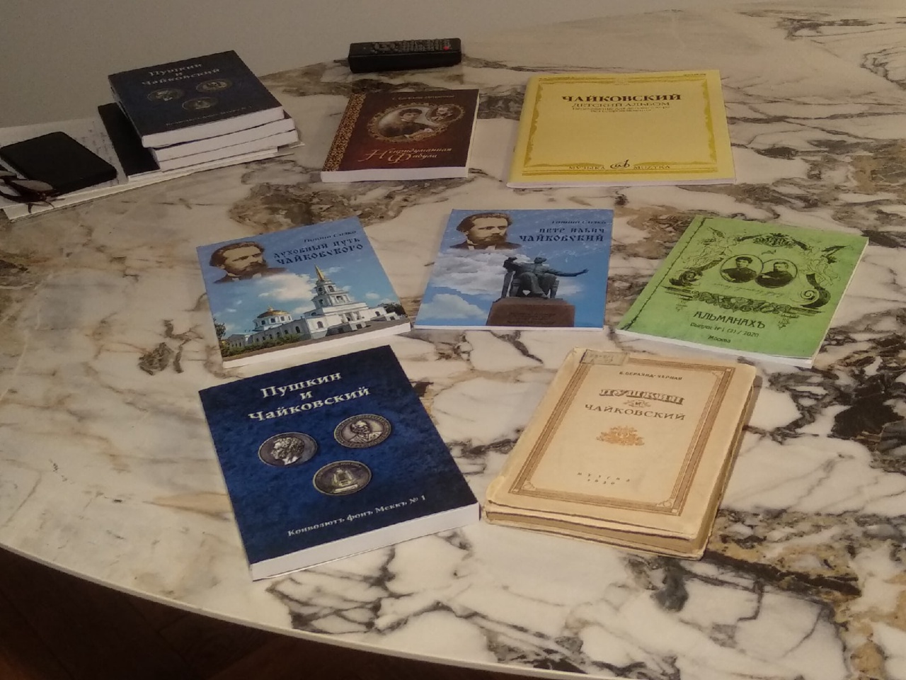 В основу новой книги вошел известный труд Елены Берлянд-Черной «Пушкин и Чайковский», изданный несколько десятилетий назад, и статьи других авторов В основу новой книги вошел известный труд Елены Берлянд-Черной «Пушкин и Чайковский», изданный несколько десятилетий назад, и статьи других авторов
