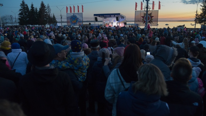 На площади и за заборами: смотрите, сколько людей пришли на салют в Архангельске