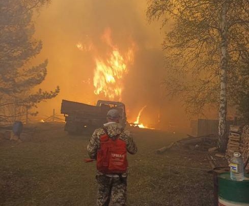 Три поселка в Приангарье спасли от лесных пожаров в ночь на 16 мая