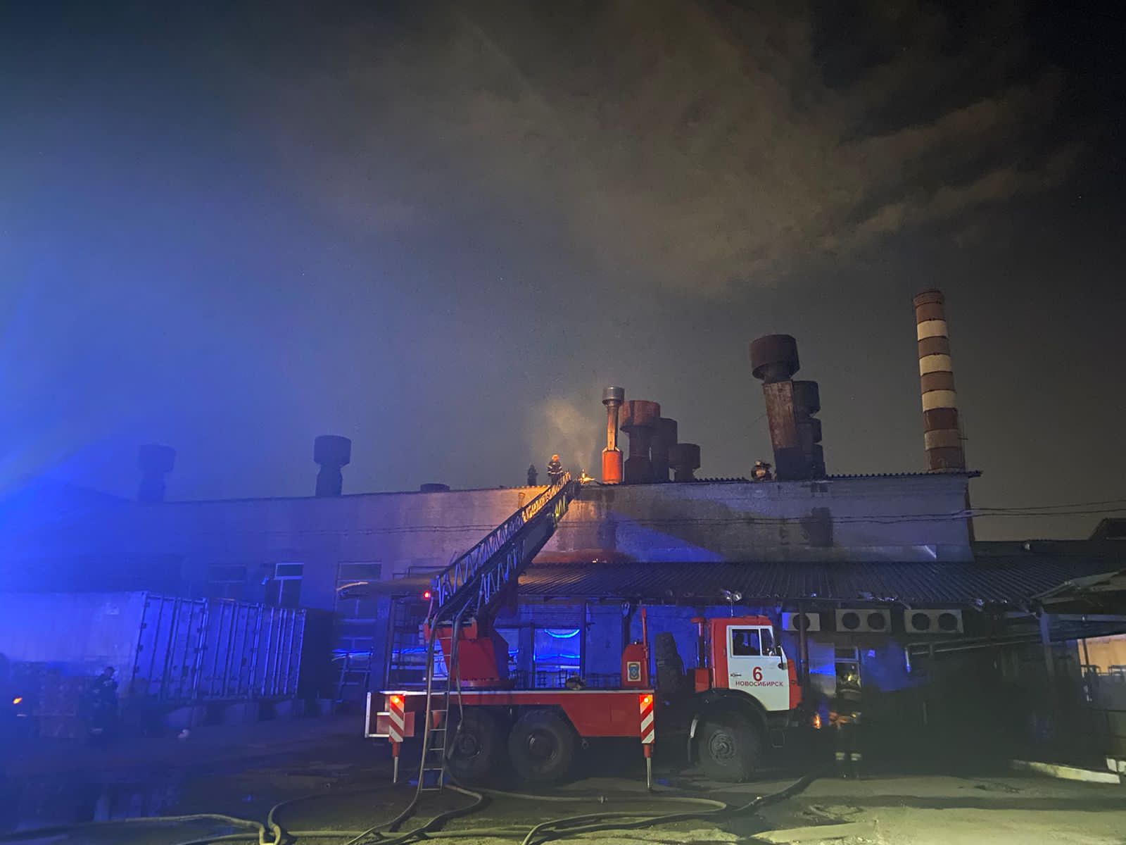Росгвардия эвакуировала 80 человек из горящего хлебозавода в Новосибирске