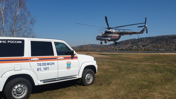 МЧС направило вертолет Ми-8 на тушение крупного лесного пожара в районе села Дубынино