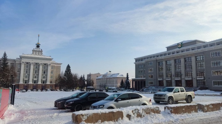 Непобедимая парковка: на Советской площади в Уфе убрали ледовый городок — и там опять оставляют авто