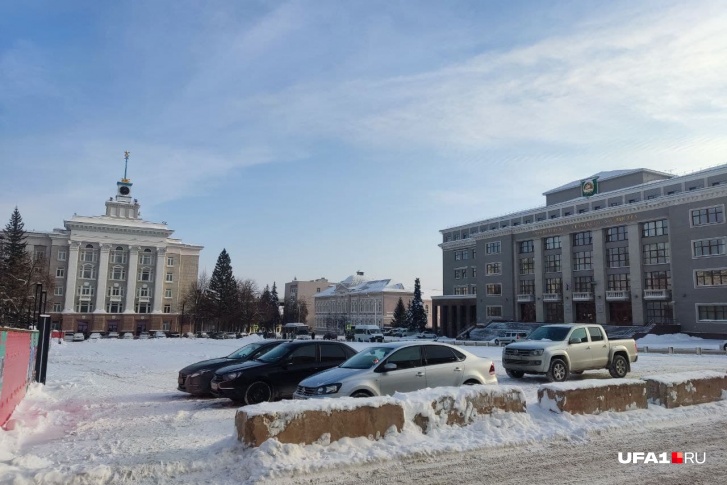 Машины вновь паркуют где попало Машины вновь паркуют где попало