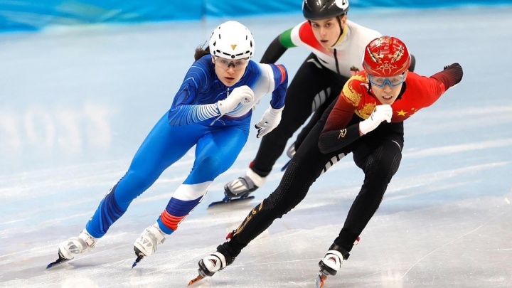 Олимпийскую сборную РФ по шорт-треку, в которую входила ярославна, дисквалифицировали за нарушение правил