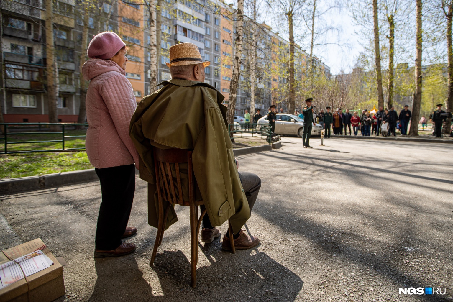 Парад во дворе: ветеранов ВОВ начали поздравлять в Новосибирске — 15 эмоциональных фото
