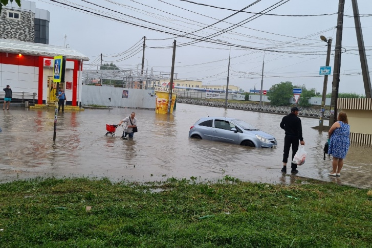 В Музыкальном микрорайоне воды много даже утром В Музыкальном микрорайоне воды много даже утром