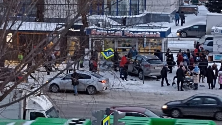 В Челябинске машина вылетела на остановку, на которой в январе произошло смертельное ДТП