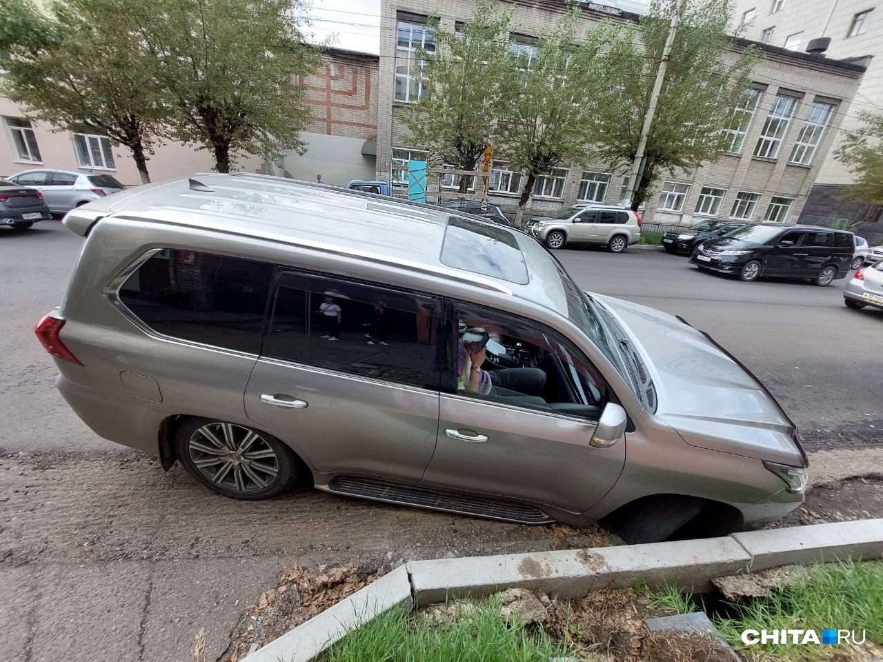Машина по бампер провалилась в асфальт возле отеля «Монблан» в Чите