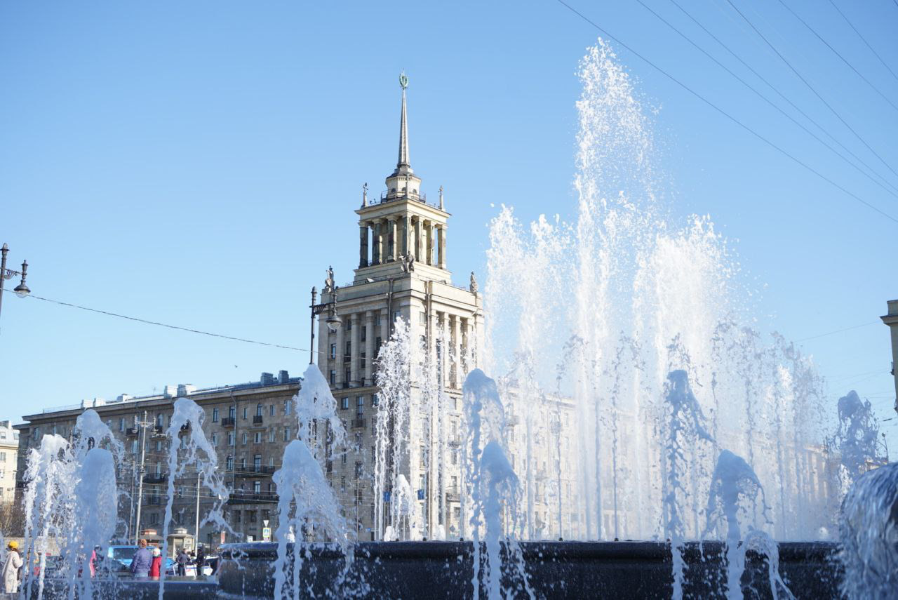 Петербург открытие. Фонтан у РНБ. Фонтаны на Московском проспекте СПБ. Российской национальной библиотека Питер фонтан. Сезон фонтанов в Петербурге.