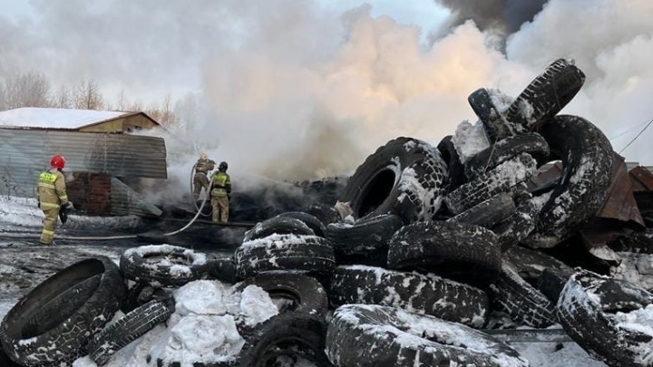 Роспотребнадзор взял пробы воздуха вблизи пожара на складе покрышек в Новокузнецке