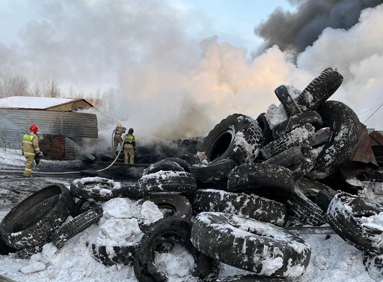 Роспотребнадзор взял пробы воздуха вблизи пожара на складе покрышек в Новокузнецке