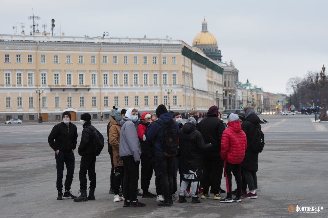 Мероприятия спб. Люди на площади. Сбор на Дворцовой площади. Питер своих не бросаем Дворцовая площадь. Митинг на Дворцовой площади.