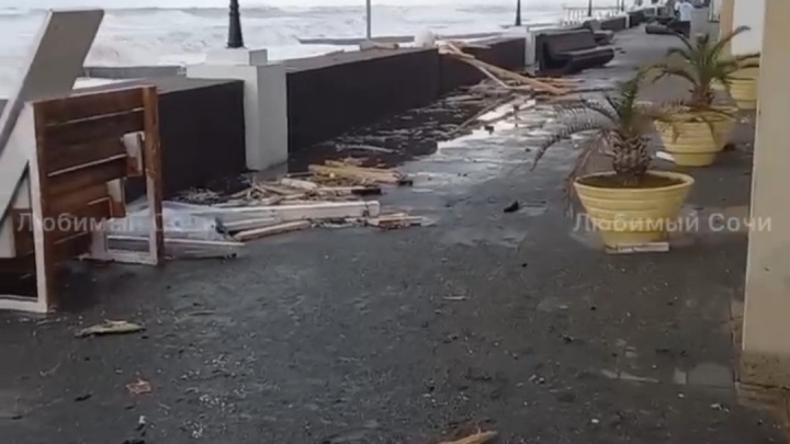 Пляжи в Сочи пострадали от урагана