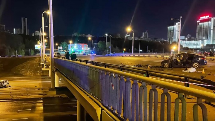 В Уфе водитель BMW пробил ограждение и вылетел с моста, два человека погибли. Видео