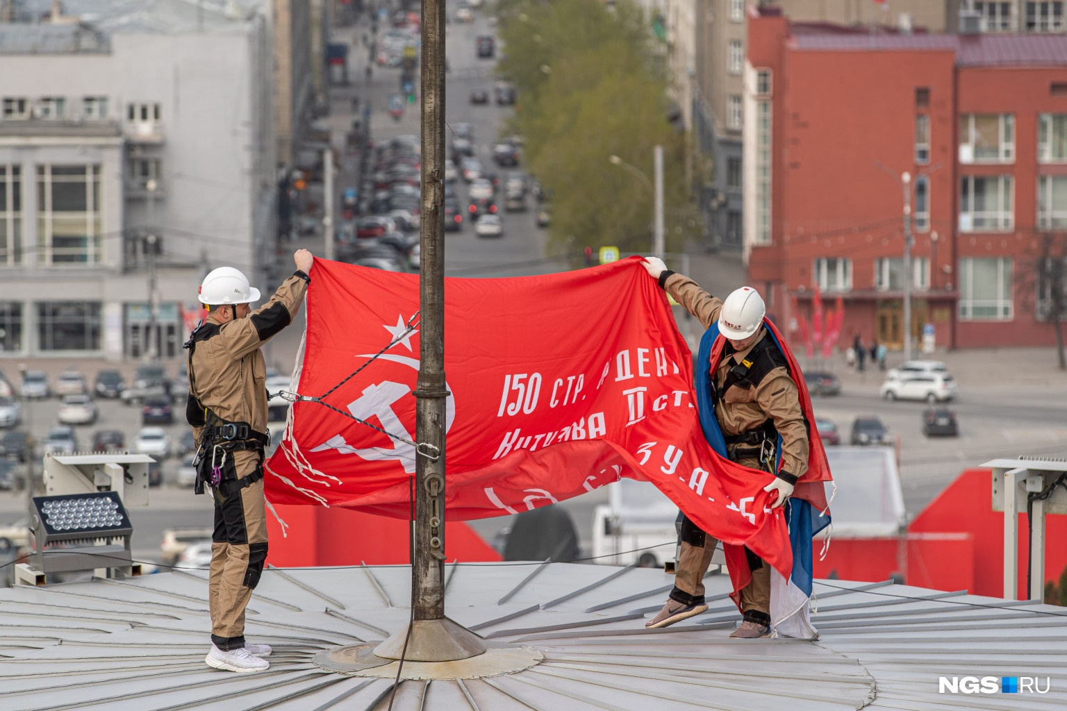 На красном полотнище знамени написано: «150 стр. ордена Кутузова II ст. идрицк. див. 79 C.К. 3 У. А. 1 Б. Ф.» (это же было написано на знамени, которое в 1945 году водрузили на здание рейхстага)