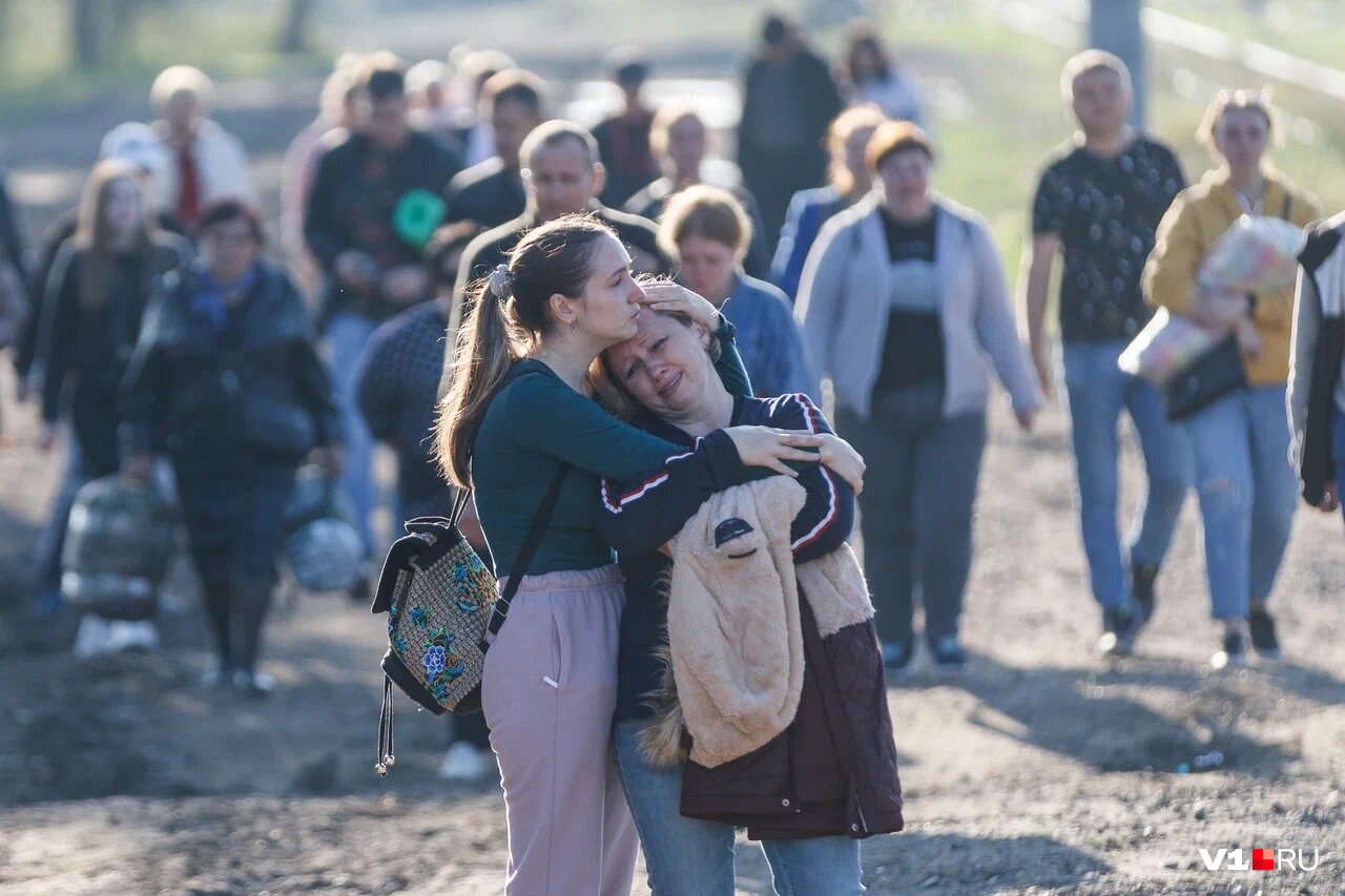 А тем, кто всё-таки пришел, приходилось успокаивать друг друга