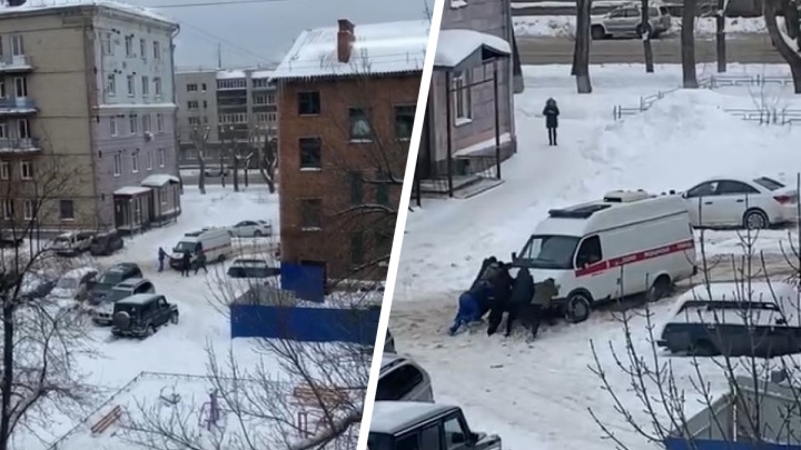 Шесть человек выталкивали скорую помощь из снега на проспекте Дзержинского — это сняли на видео