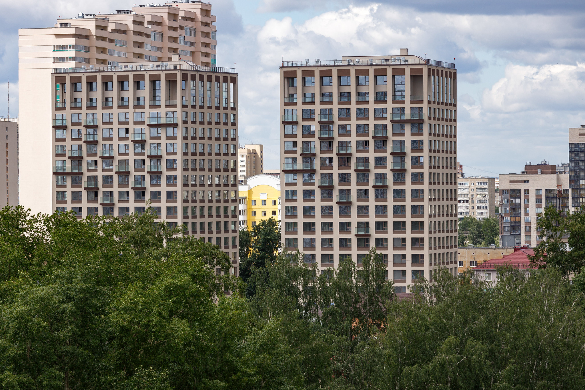 «Лучше потерпеть сейчас»: в Екатеринбурге коммунальщики отрезали от дороги жильцов 16-этажки