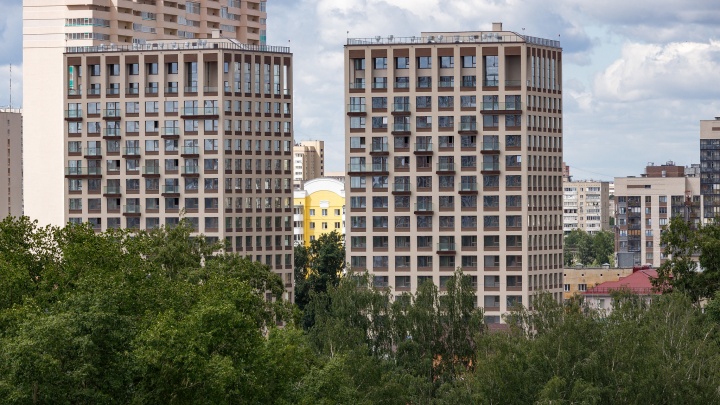 «Лучше потерпеть сейчас»: в Екатеринбурге коммунальщики отрезали от дороги жильцов 16-этажки