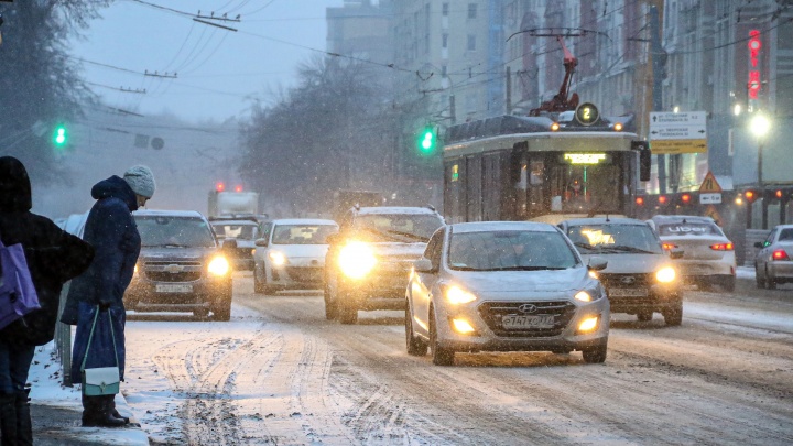 Припаркованные авто эвакуируют с центральных улиц Нижнего Новгорода из-за снегопада