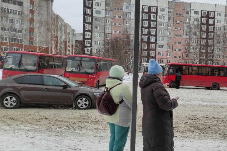 На конечной остановке «Улица Космонавтов» скопились пять пазиков <nobr class="_">68-го</nobr> маршрута На конечной остановке «Улица Космонавтов» скопились пять пазиков <nobr class="_">68-го</nobr> маршрута