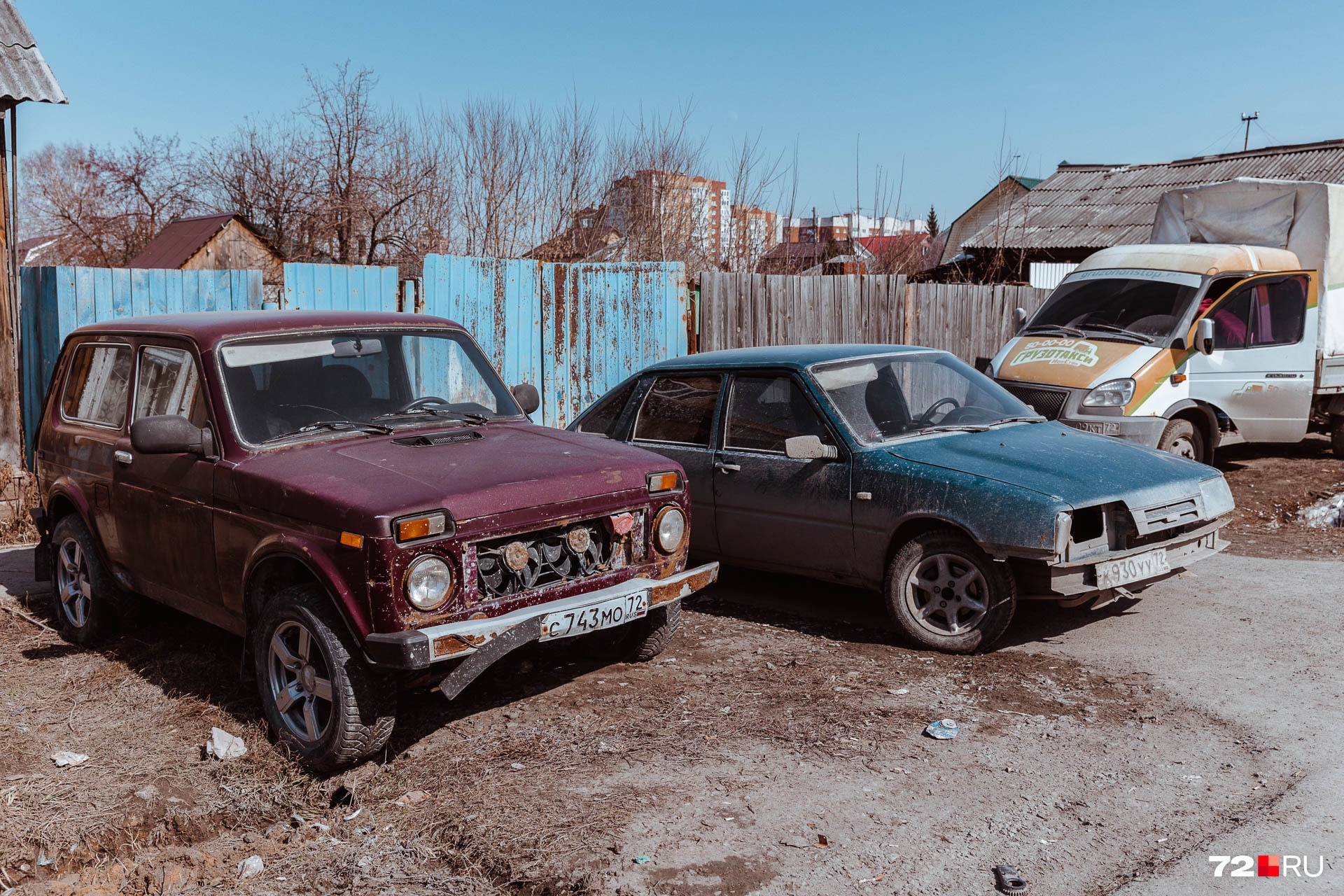 Напротив — два стареньких автомобиля Напротив — два стареньких автомобиля