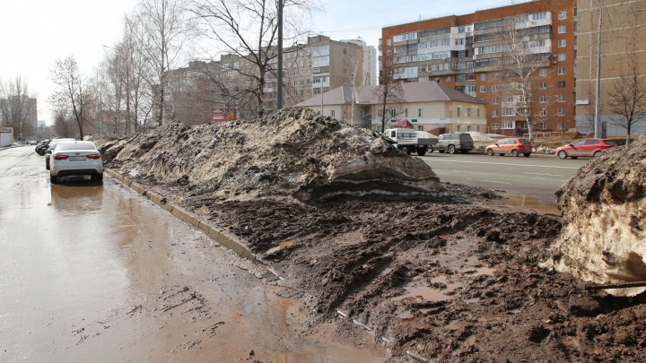 Улицы Уфы после зимы до сих пор не приведены в порядок. Власти надеются всё успеть до празднования Дня Победы