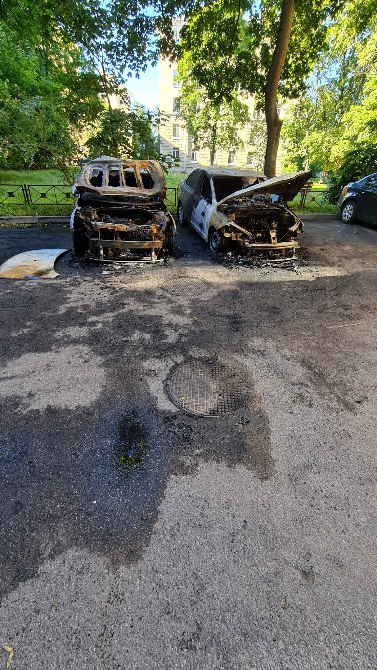Две машины сгорели ночью на Среднеохтинском. Очевидцы говорят о поджоге из мести и других пострадавших авто