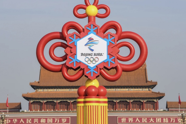 Олимпийская символика на площади Тяньаньмэнь. В основу логотипа, созданного художницей Линь Цуньчжэнь, лег иероглиф «зима»