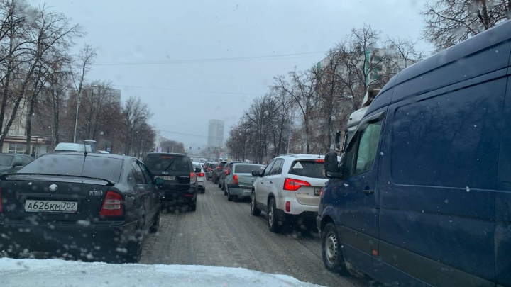 «Снегопад в Уфе»: основные улицы встали в пробках