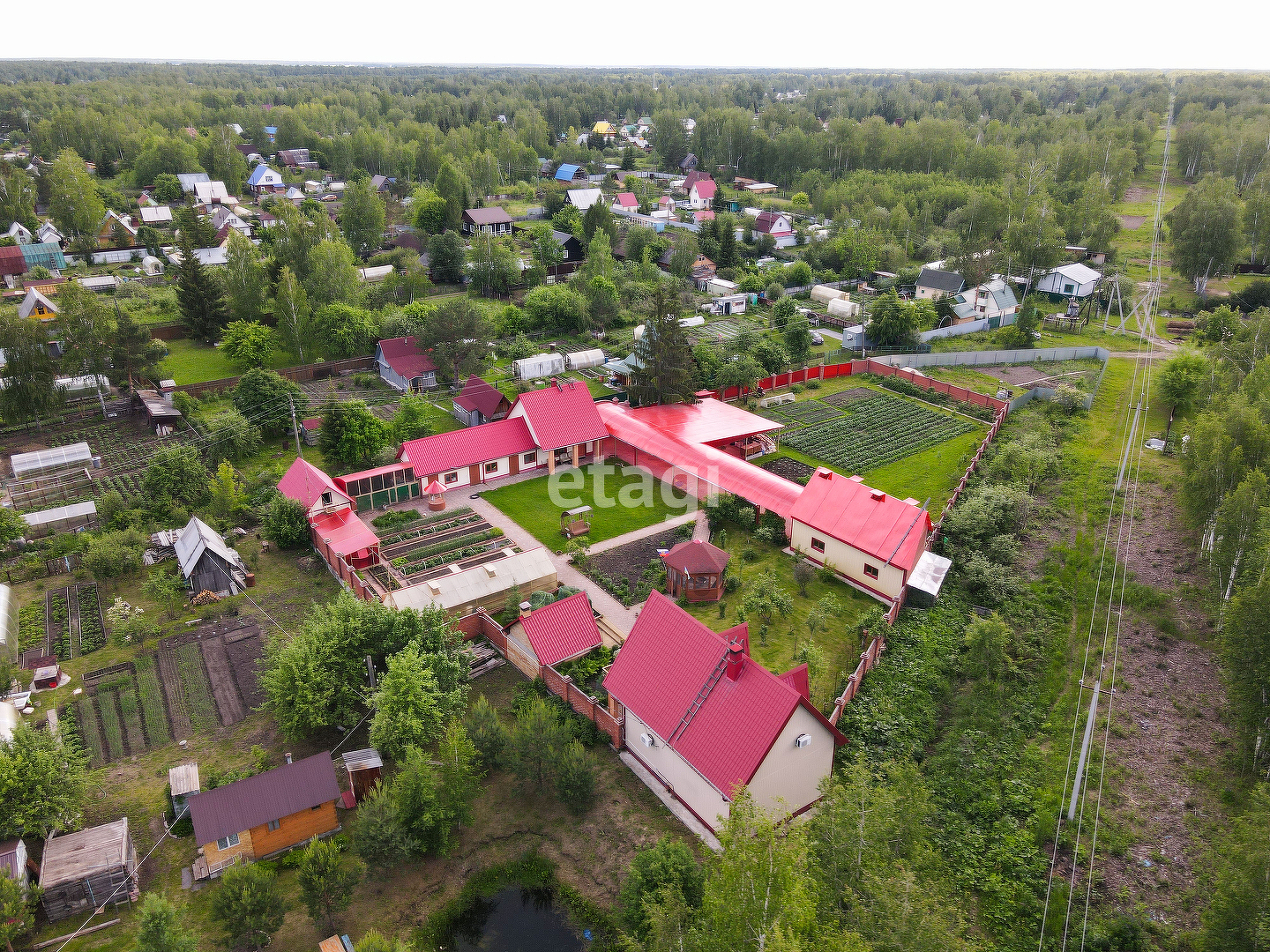 Участок полностью огорожен забором. Дом отапливается электрическим котлом. Вода подается из скважины, глубина которой около 60 метров. Есть даже два кондиционера Участок полностью огорожен забором. Дом отапливается электрическим котлом. Вода подается из скважины, глубина которой около 60 метров. Есть даже два кондиционера