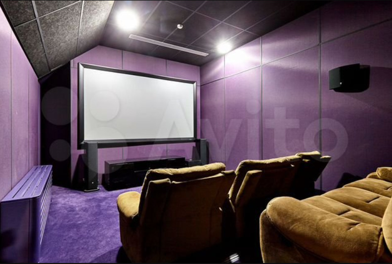В кинотеатре стоят комфортабельные мягкие кресла, таких в городских кинозалах не будет!