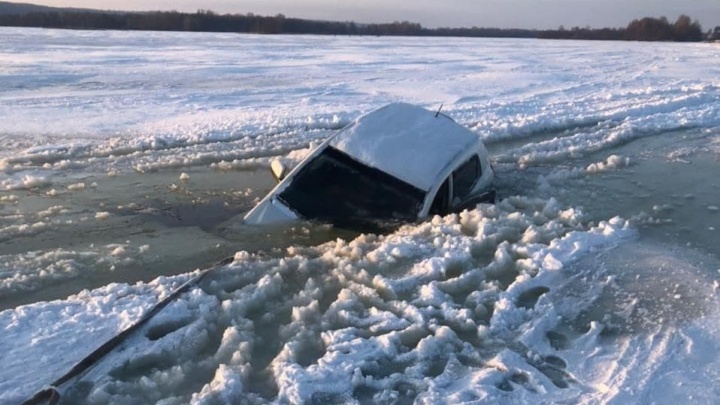 Машина провалилась под лед в Воротынском районе