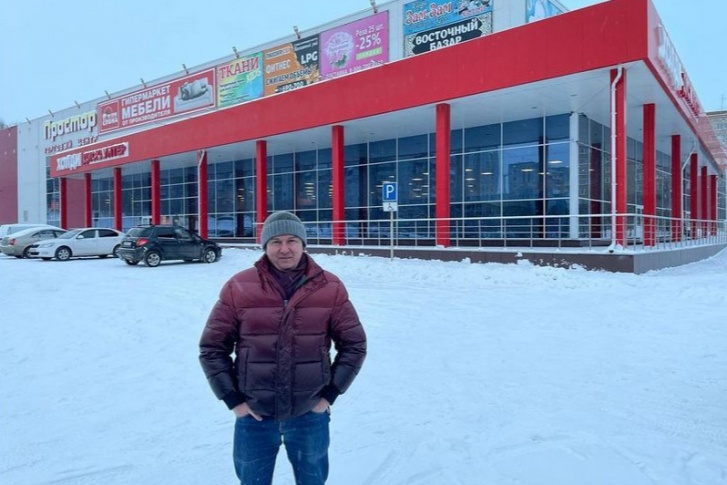 Виктор Шкуренко сфотографировался на фоне торгового центра и иронично сообщил своим подписчикам о том, что подбирал его под тон пуховика