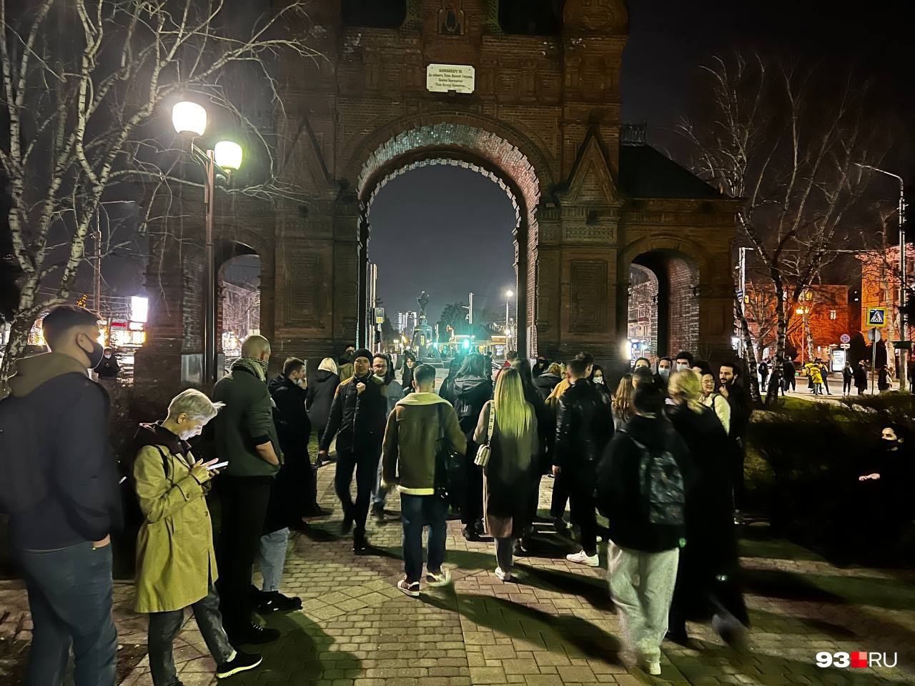 Часть протестующих всё же собралась возле Триумфальной арки