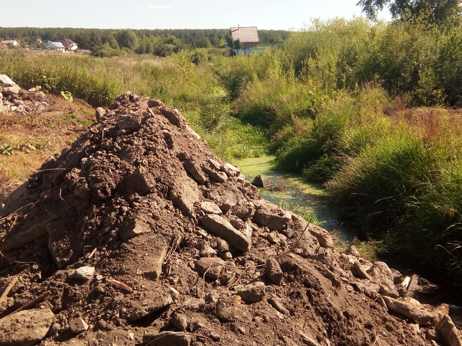 «Просто убивают». Жители уральского села жалуются, что при ремонте моста им завалили мусором реку