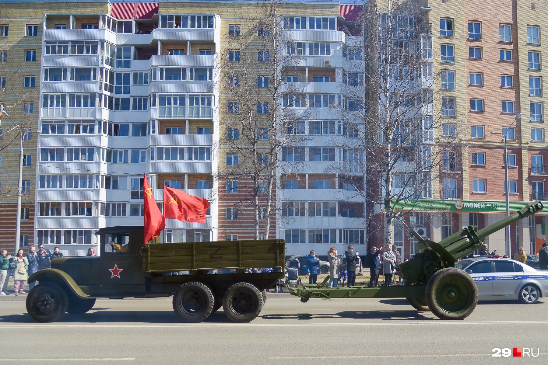 Помимо советских флагов на технику нанесли буквы Z Помимо советских флагов на технику нанесли буквы Z