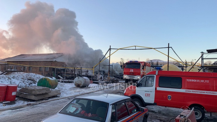 Оренбургский нефтяной магнат и военный командир: кто владеет сгоревшим в Башкирии заводом