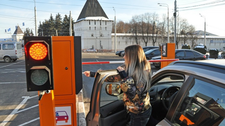 «Парковка стала товаром»: центр Ярославля 10 лет пытаются сделать платным. Зачем это нужно нам всем
