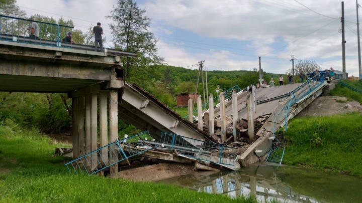 На Кубани обрушился мост через реку, который соединял два населенных пункта