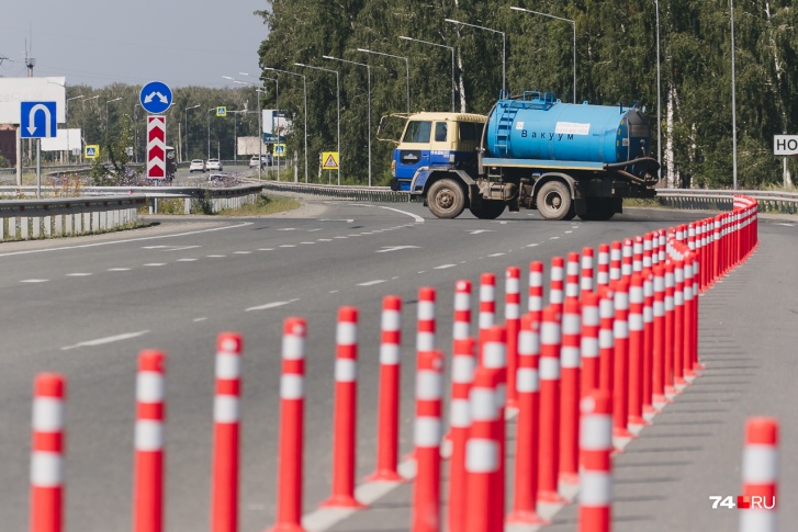 Развязка в районе Кременкуля: из-за новых столбиков автомобили разворачиваются максимально опасным способом, подставляясь бортами под летящий на скорости автомобильный поток Развязка в районе Кременкуля: из-за новых столбиков автомобили разворачиваются максимально опасным способом, подставляясь бортами под летящий на скорости автомобильный поток