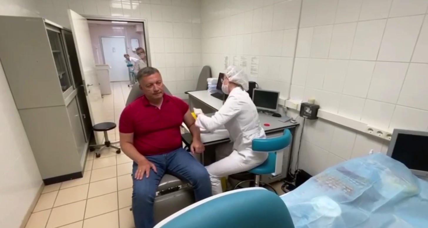 Губернатор Иркутской области поставил прививку от коронавируса