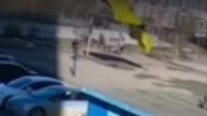 В Перми заметили парашютиста, спрыгнувшего с ЖК «Грибоедовский». Видео