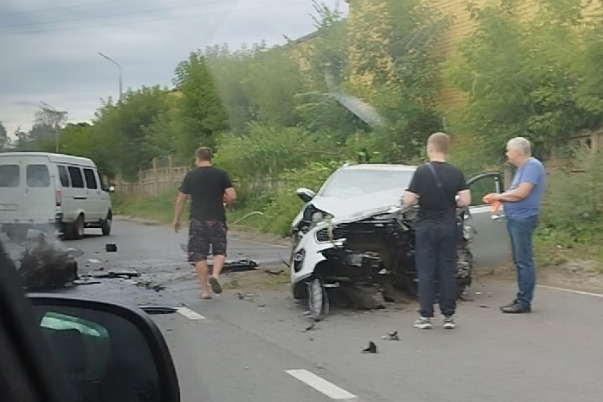 Двигатель вылетел на дорогу: в Ярославле произошло жесткое ДТП на Республиканском проезде