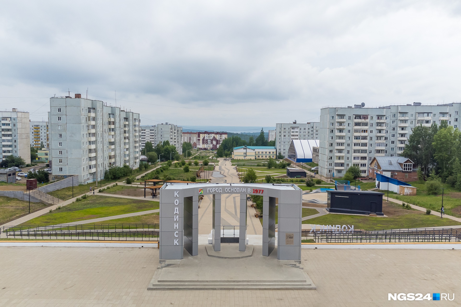 На главной площади города находится вот такая арка с датой образования Кодинска. Городом он стал в 1989 году