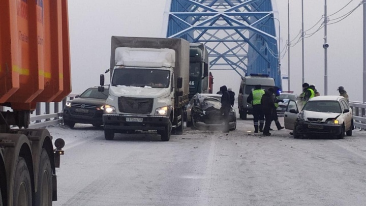 2 ДТП с 9 машинами: движение по «Путинскому» мосту частично возобновили, но рекомендуют объезд