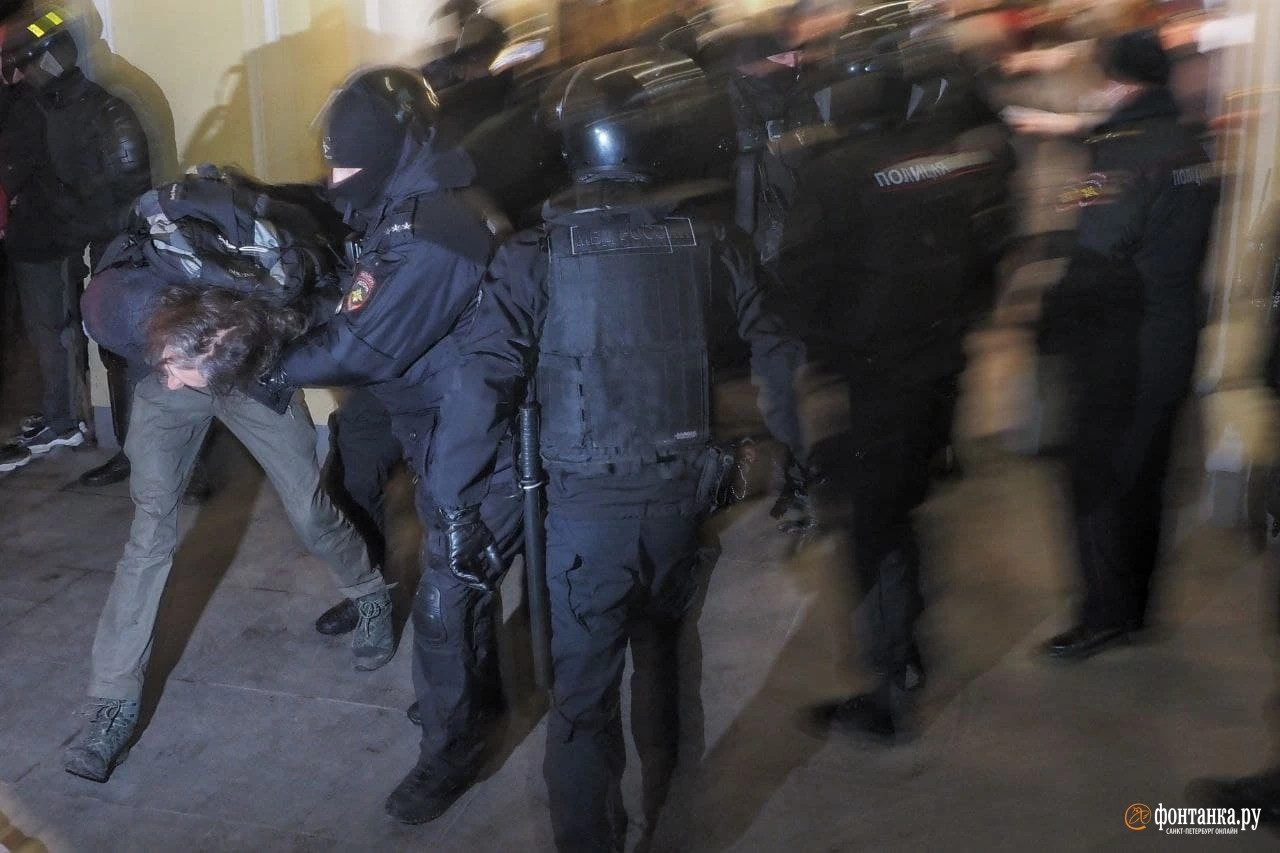 Нападение на санкт петербург. Задержание полицейского. Девушки задержанные полицией.