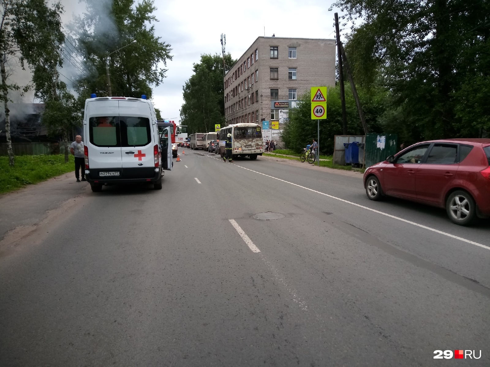 На месте работают медики скорой помощи На месте работают медики скорой помощи